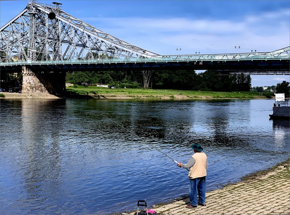 Angler an der Elbe