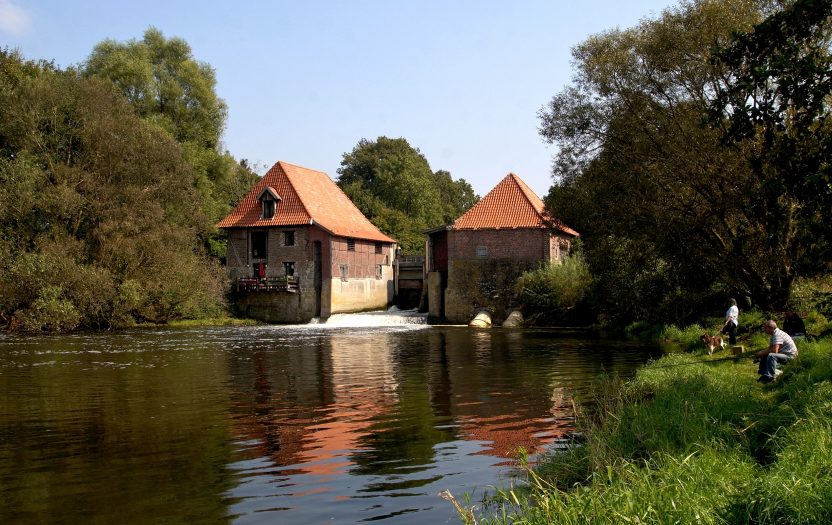 Angler an der Füchtelner Mühle.