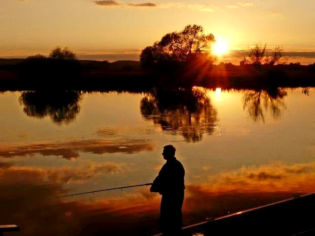 Angler an der Havel im Sonnenuntergang 