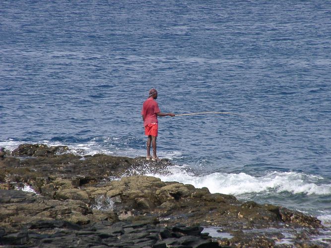 Angler an der Küste von Santiago/Cabo Verde