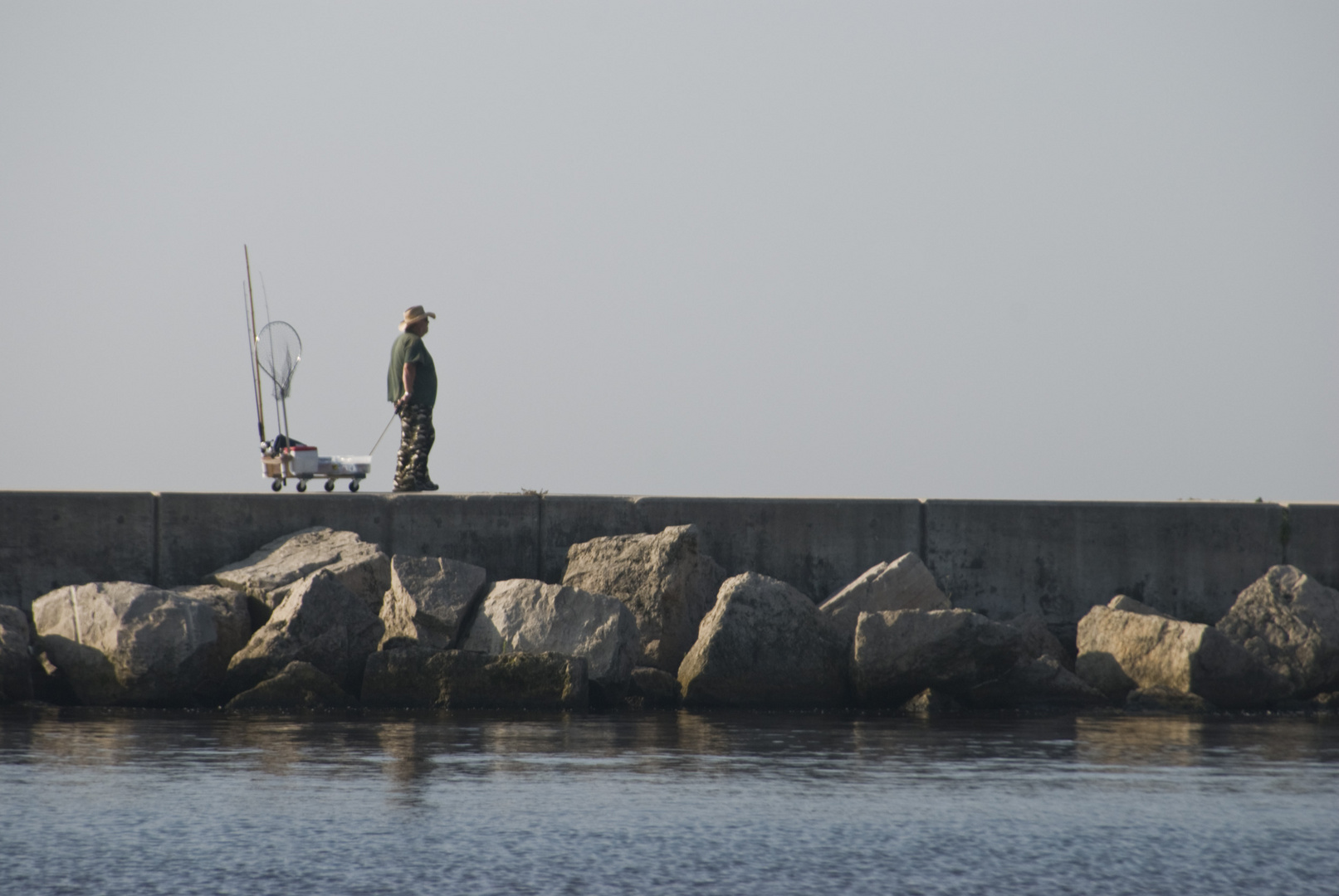 Angler auf dem Deich