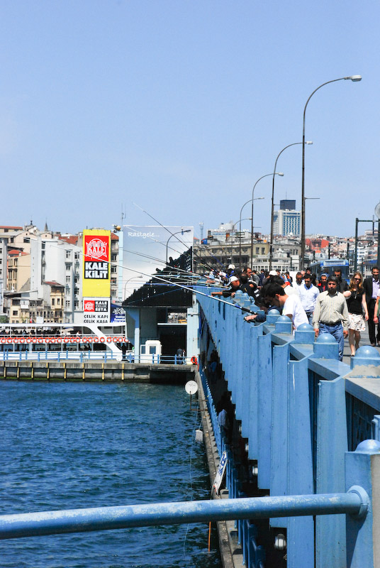 Angler auf der Galata-Brücke in Istanbul