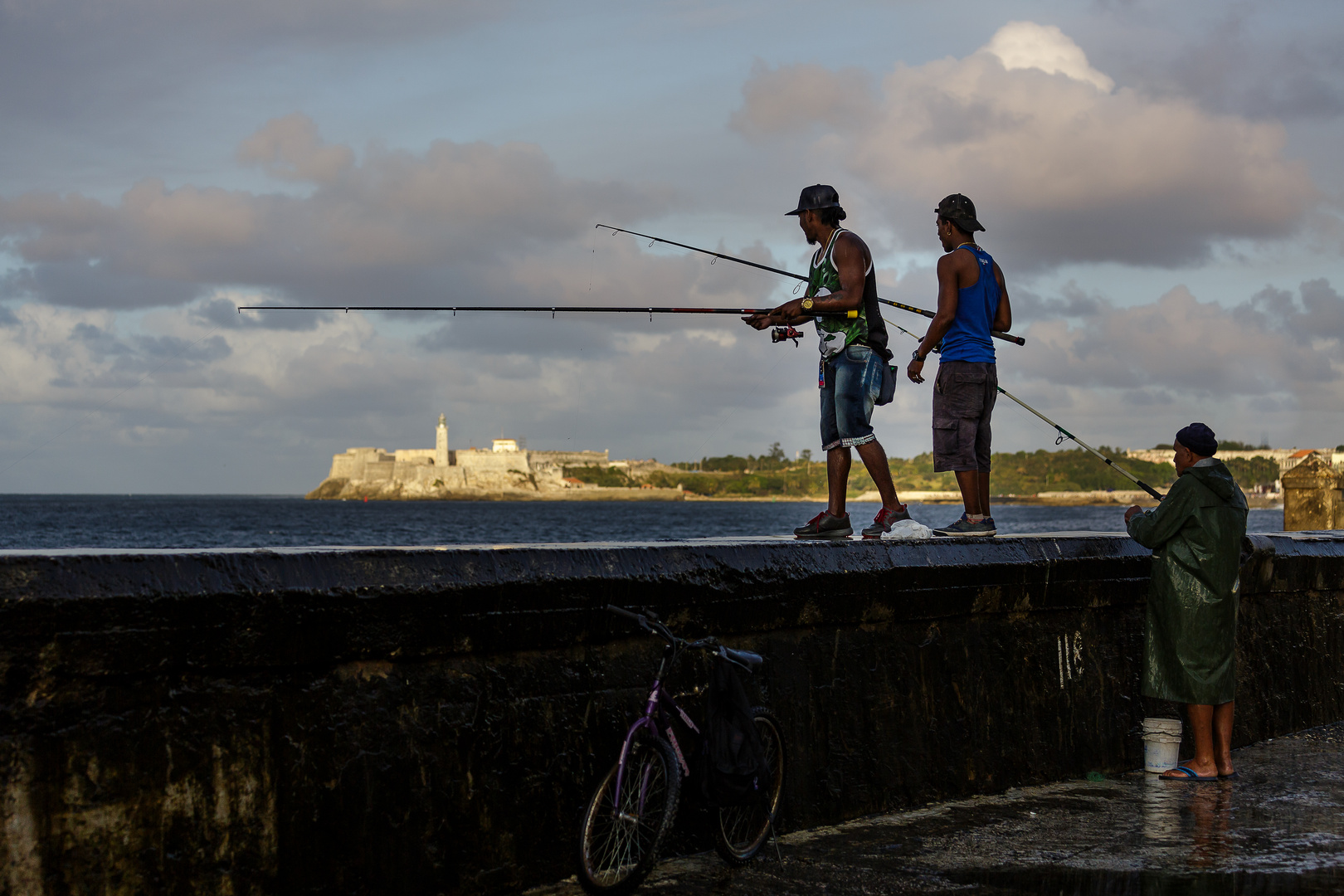 Angler auf der Mauer des Malecon in Havanna