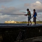 Angler auf der Mauer des Malecon in Havanna