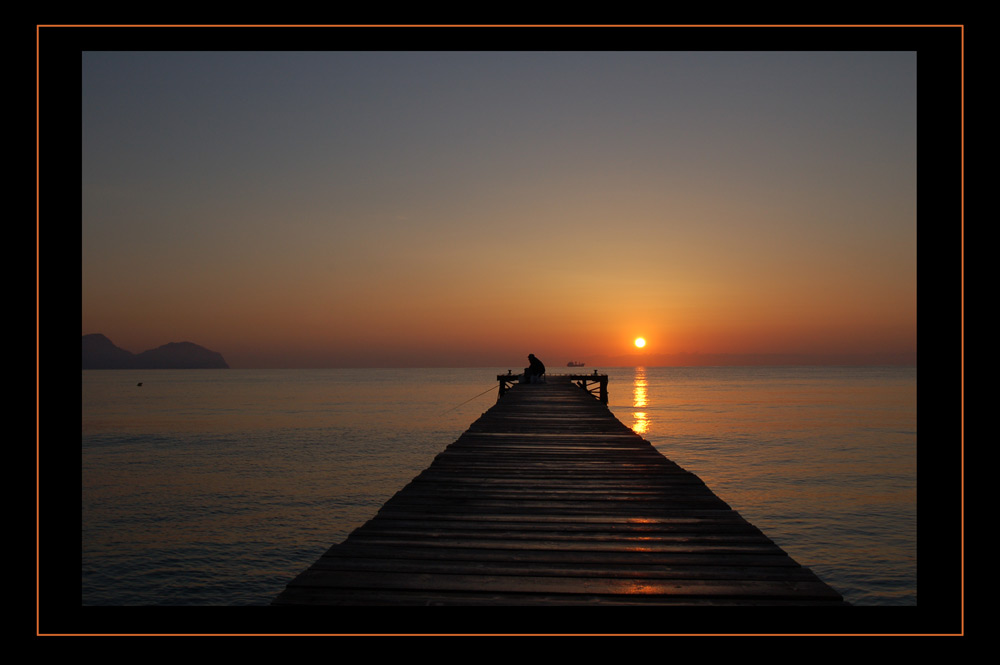 Angler bei Sonnenaufgang