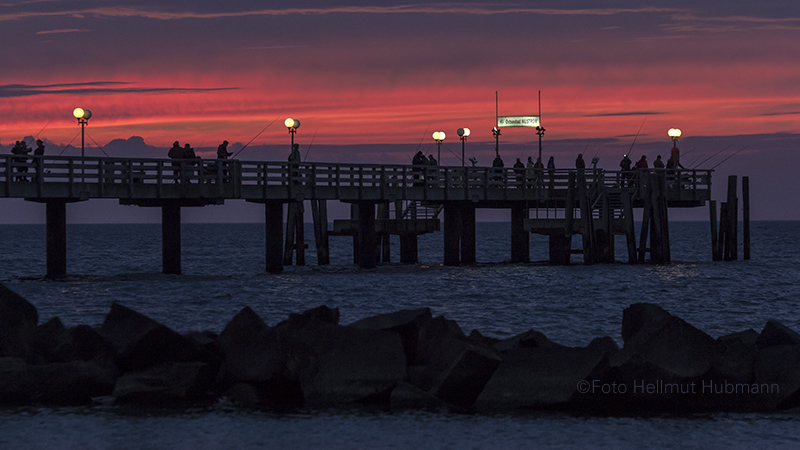 ANGLER BEI SONNENUNTERGANG