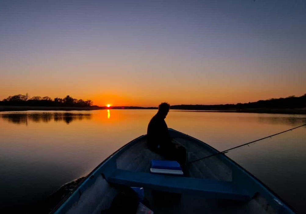 Angler bei Sonnenuntergang