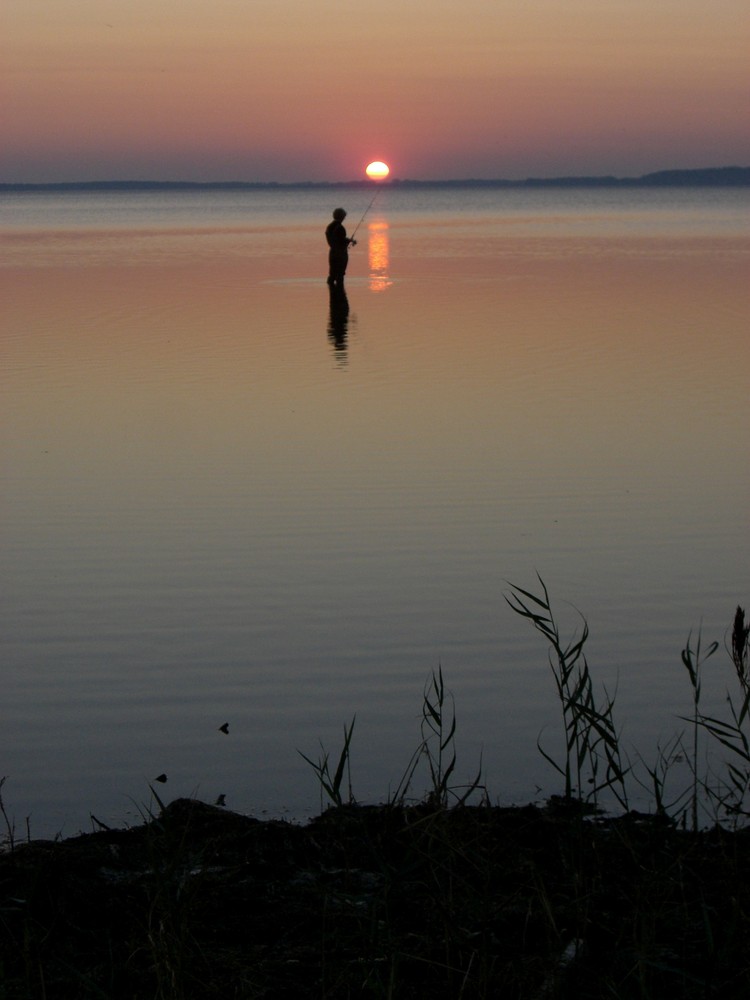 Angler bei Sonnenuntergang