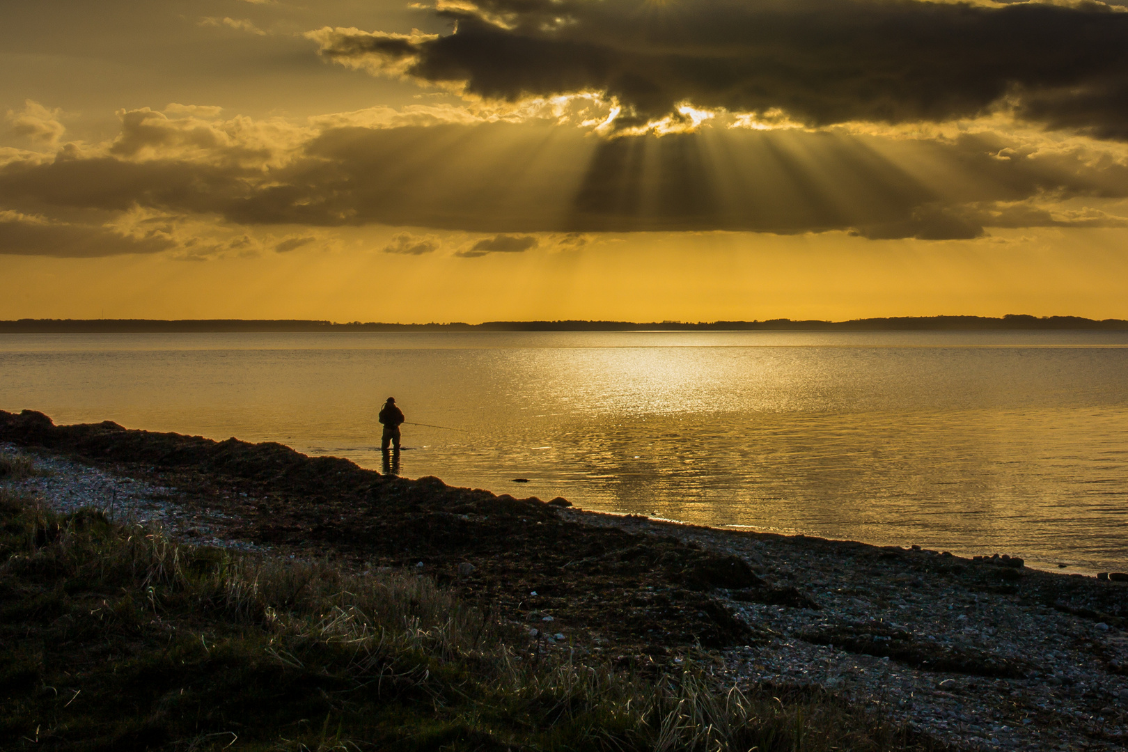 Angler bei untergehender Sonne