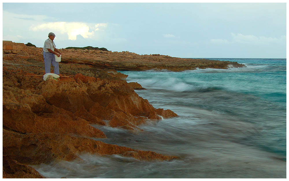 Angler beim Anfüttern am Cap de Ses Salines