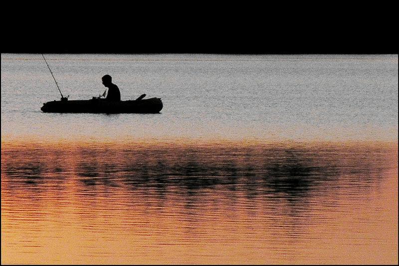 Angler im Abendrot