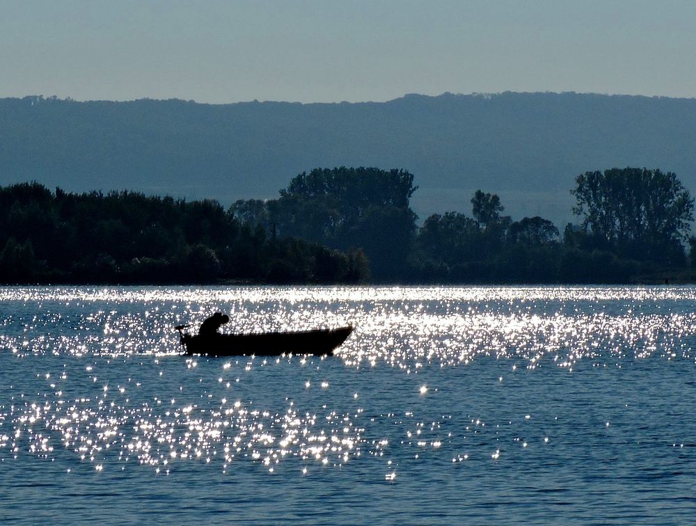 Angler im Gegenlicht.