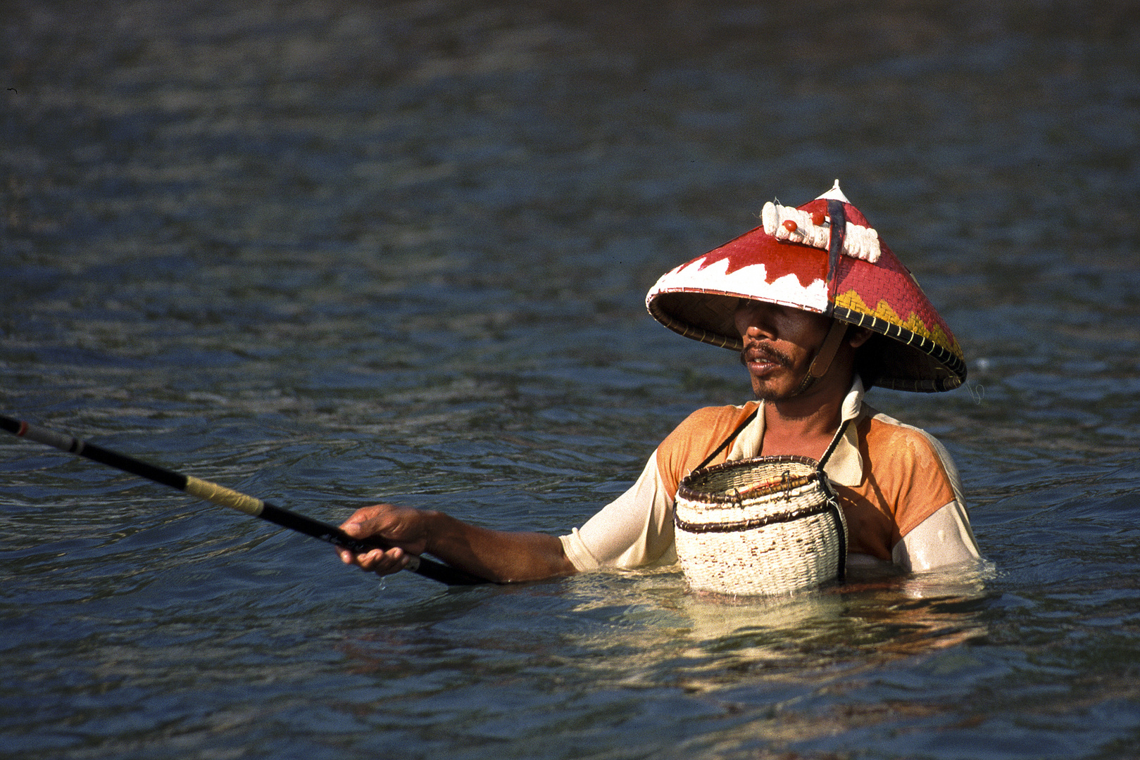 Angler im Meer bei den Gili-Islands