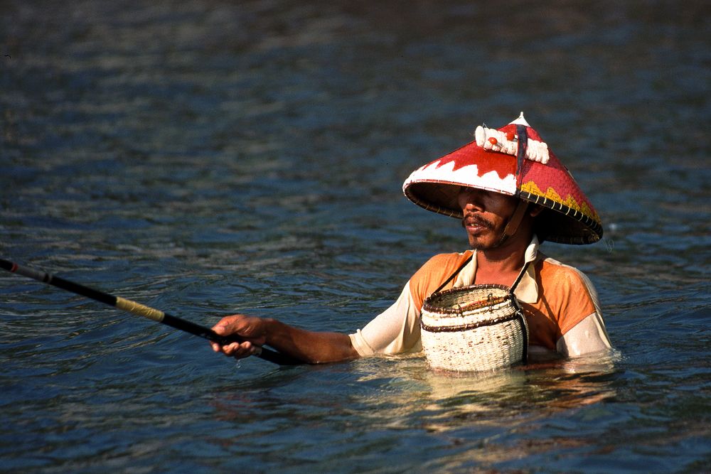 Angler im Meer bei den Gili-Islands