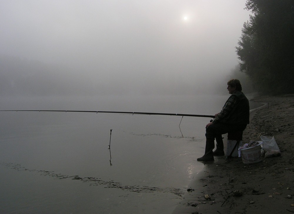 Angler im Morgennebel