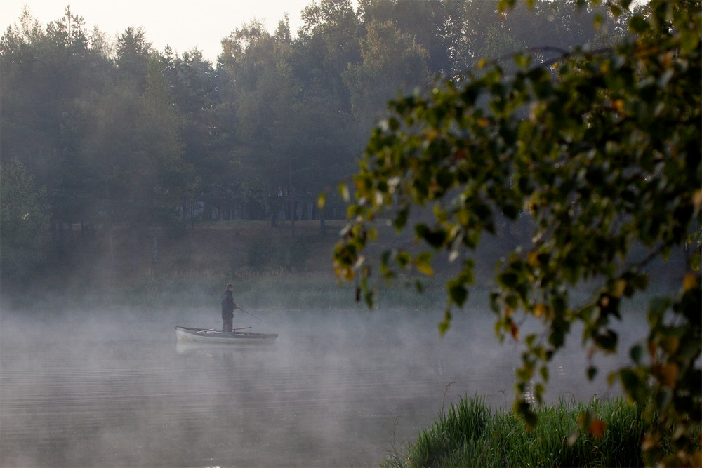 Angler im Morgennebel