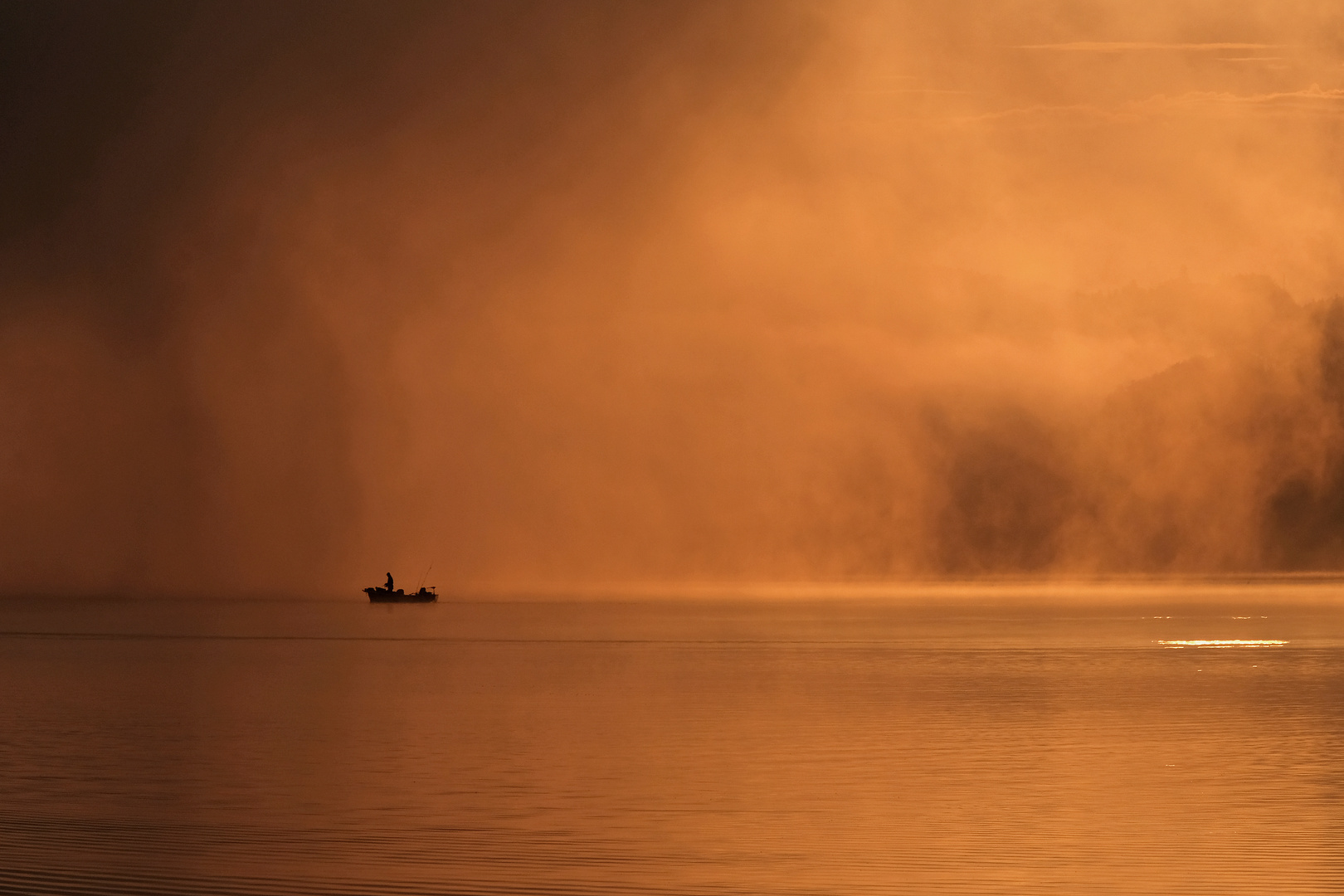 Angler im Morgennebel