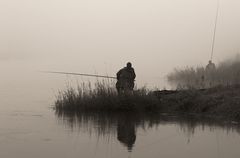 Angler im Nebel