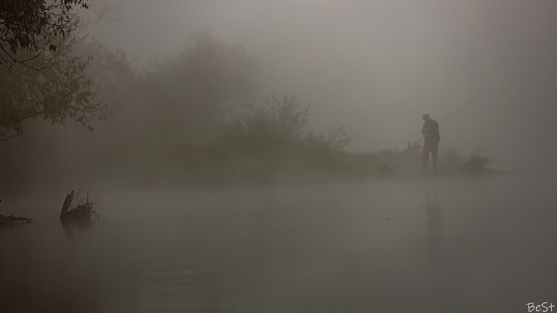 Angler im Nebel