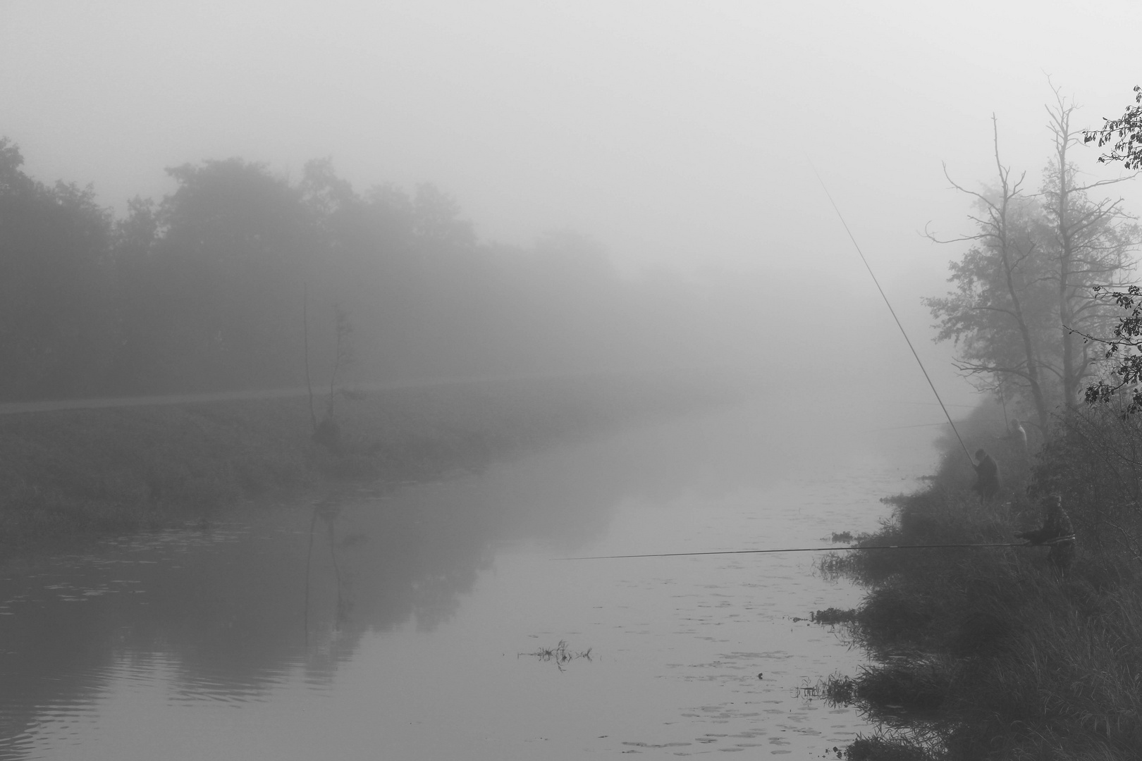 Angler im Nebel