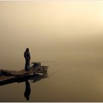 Angler im Nebel bei Sonnenaufgang