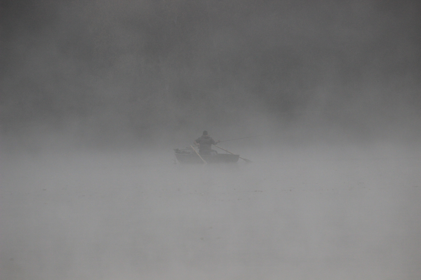 Angler im Nebel