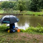 Angler im Regen