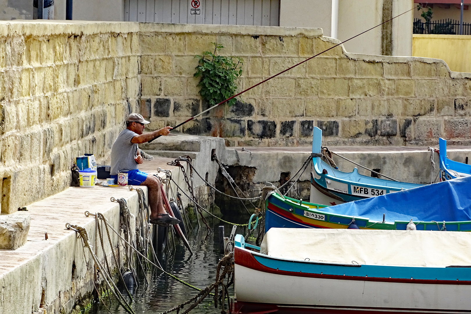 Angler im sicheren Hafen