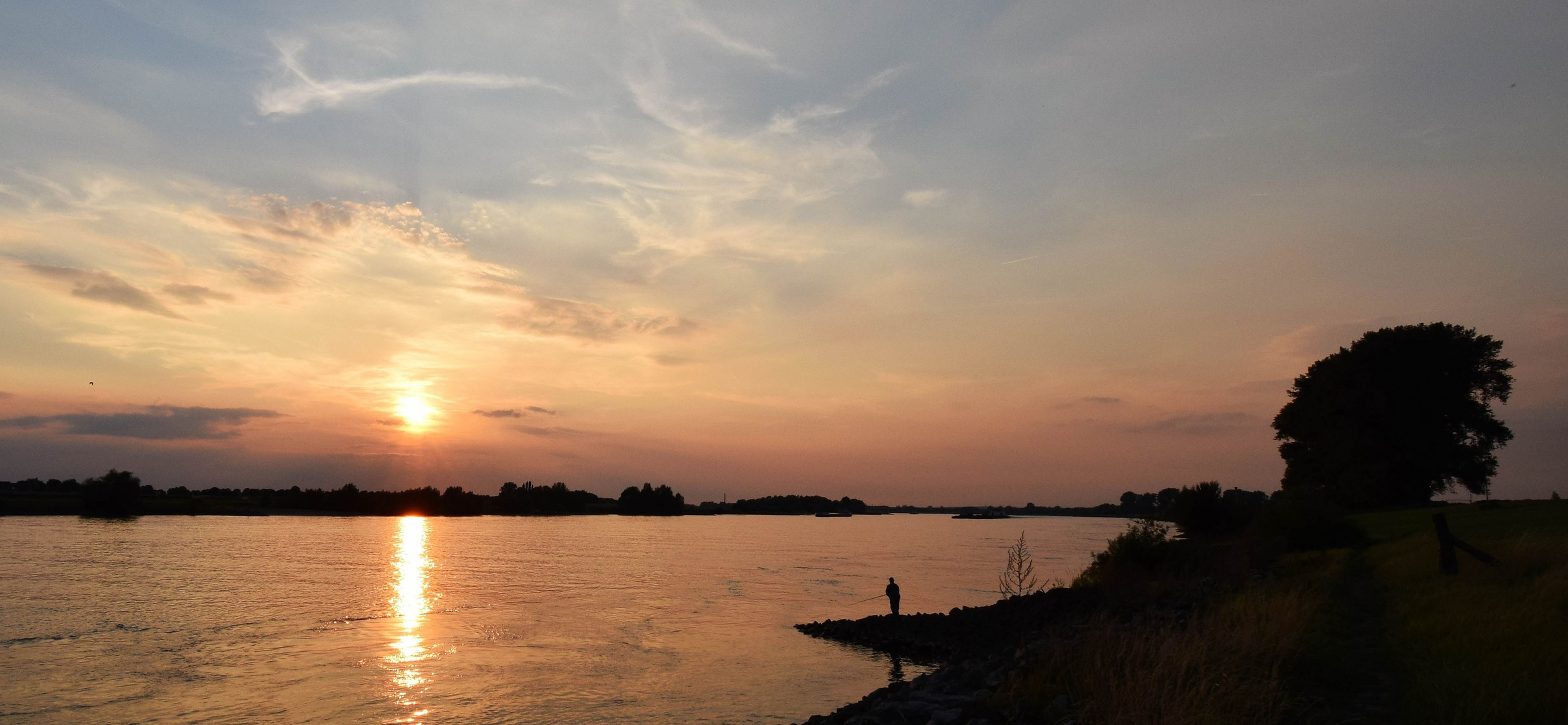 Angler im Sonnenuntergang