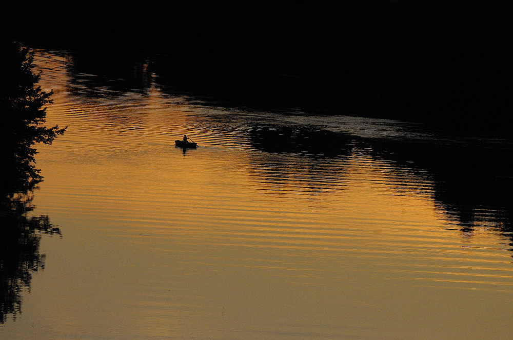 Angler im Sonnenuntergang