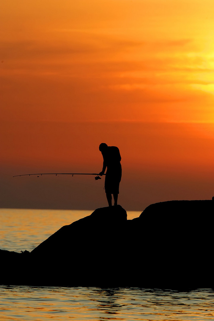 Angler im Sonnenuntergang auf einem Bunker aus dem WW II - Südfrankreich