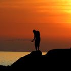 Angler im Sonnenuntergang auf einem Bunker aus dem WW II - Südfrankreich