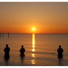 Angler in der Ostsee bei Sonnenuntergang