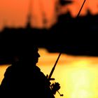 Angler in Hafen City mit Blick auf Containerhafen