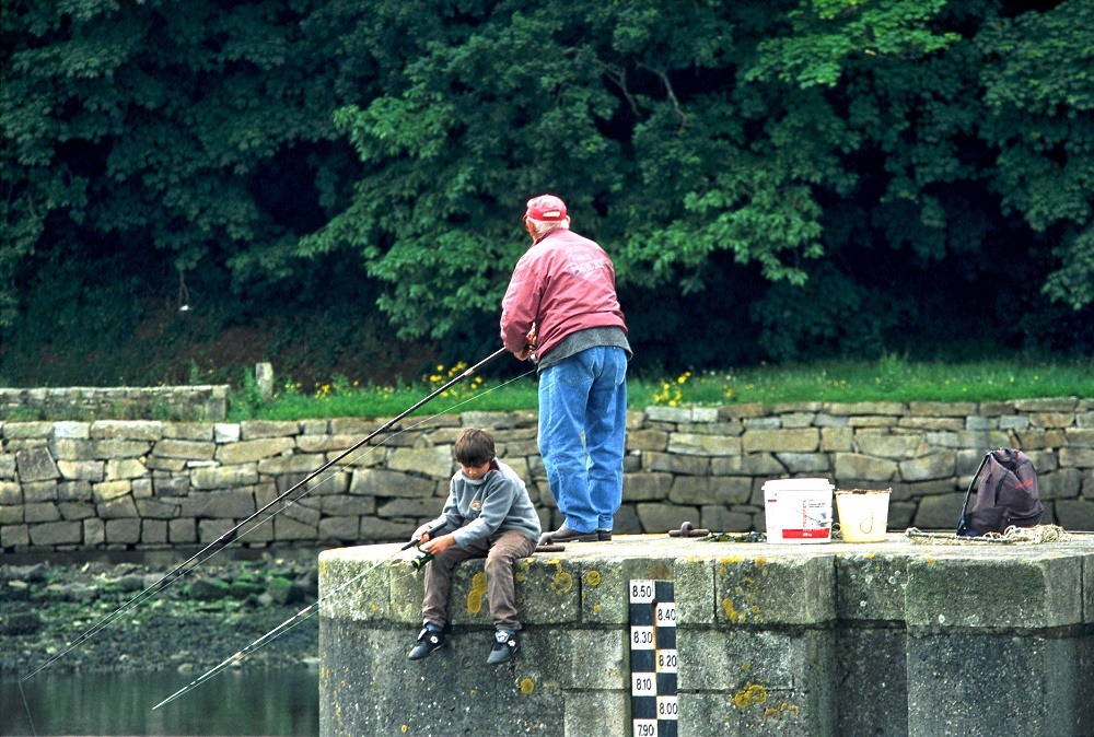 Angler in Hafen von Douarnenez