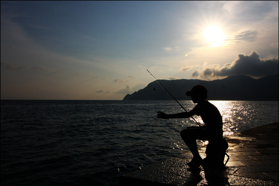 Angler Junge in Vernazza Cinque Terre