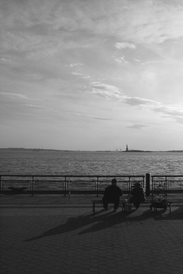 Angler mit Blick auf die Freiheitsstatue