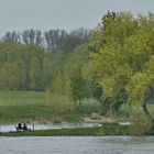 Angler mit Hund am Rhein