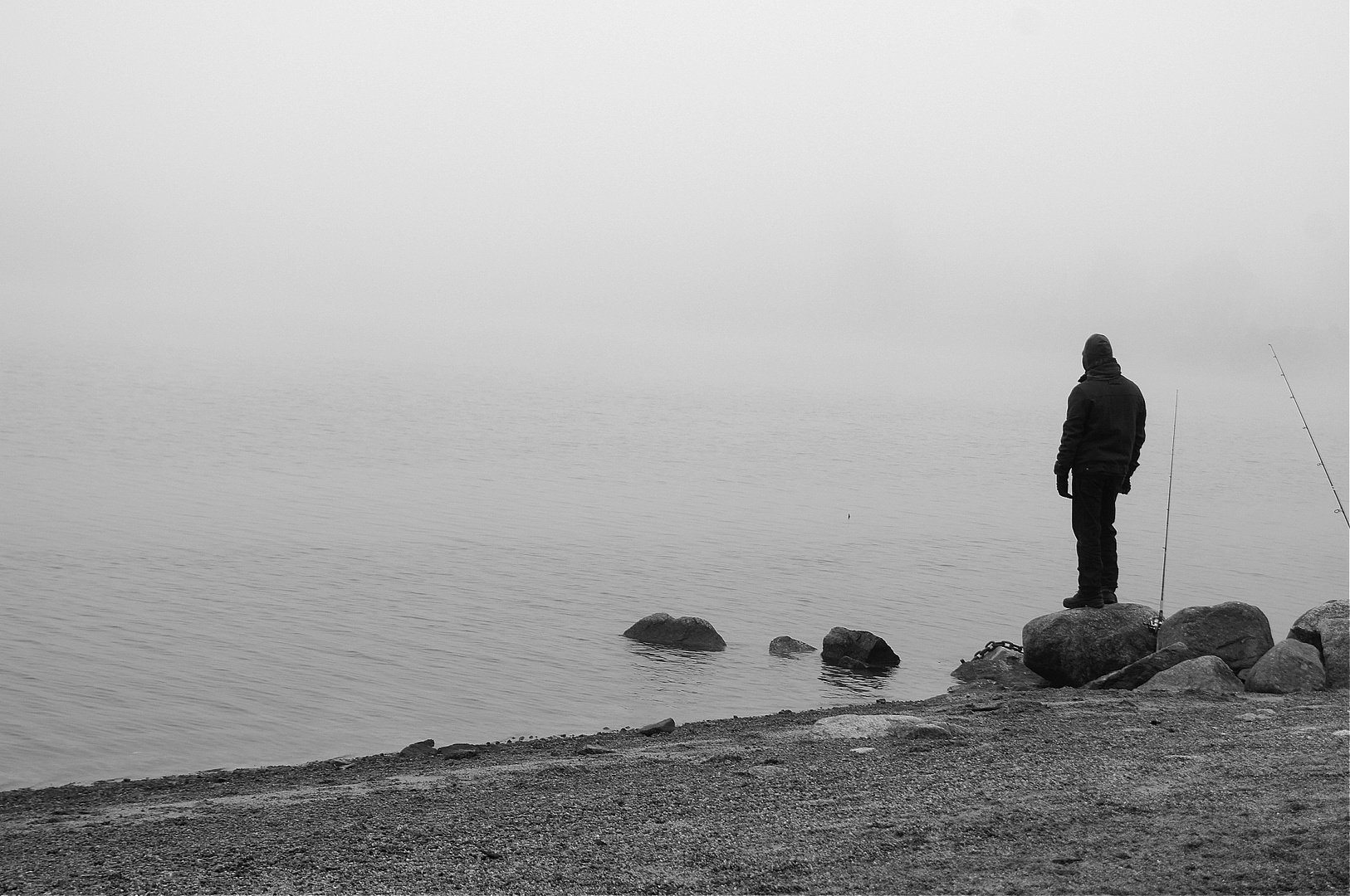 Angler mit Nebel im Vordergrund