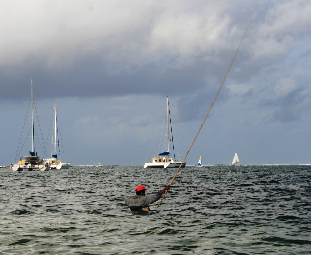 Angler mitten im Meer