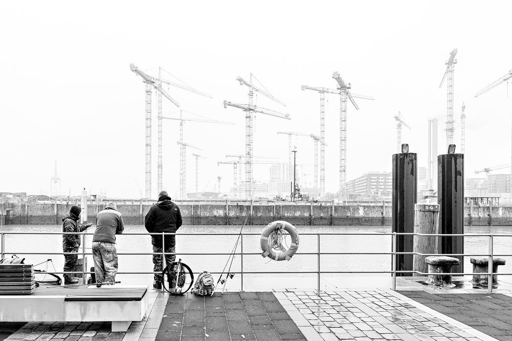 Angler vor der Baustelle Hafencity
