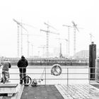 Angler vor der Baustelle Hafencity