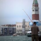 Angler vor der Silhouette von Venedig