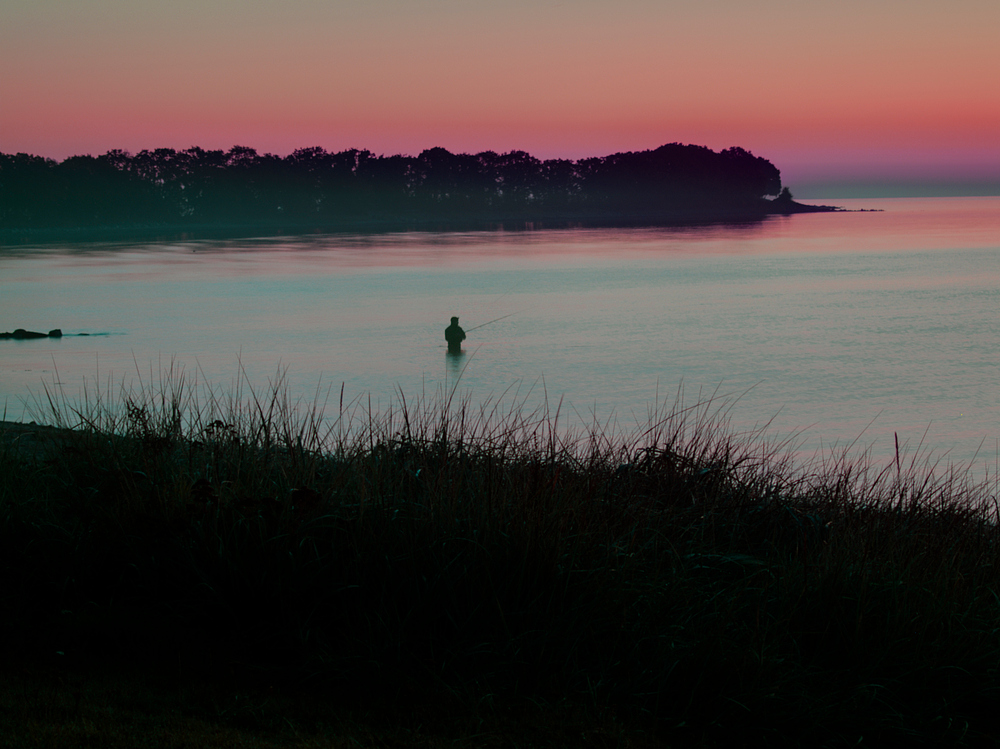 Angler vor Sonnenaufgang