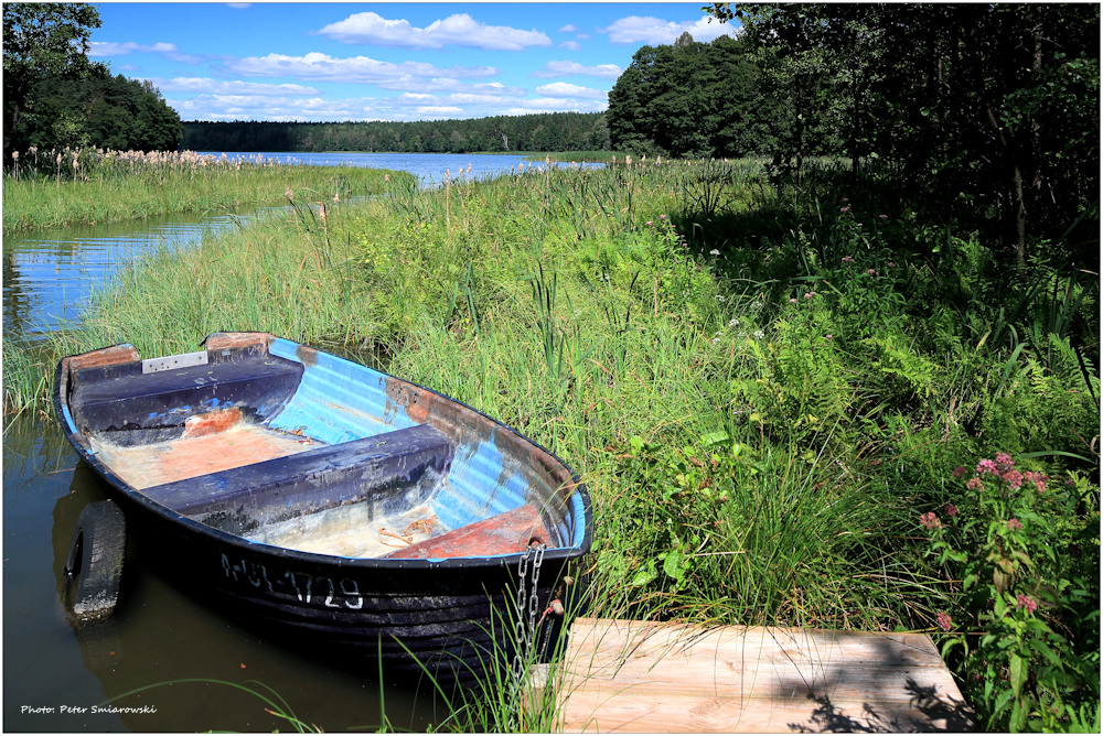 Anglerboot am Seeufer in Masuren