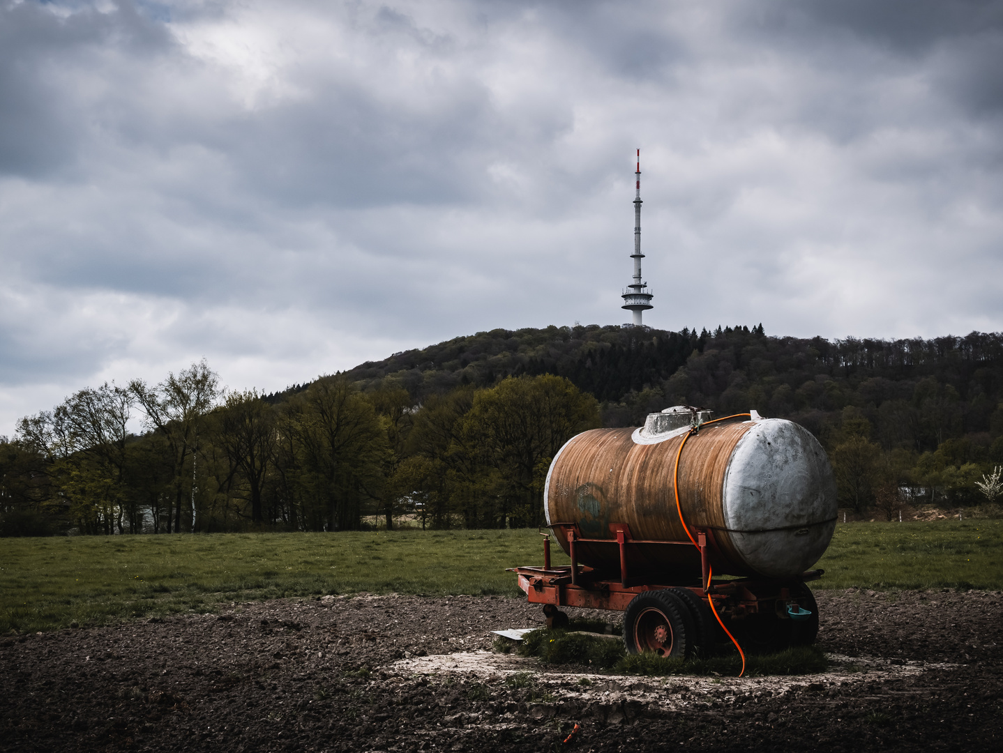 Anhänger auf einem Feld