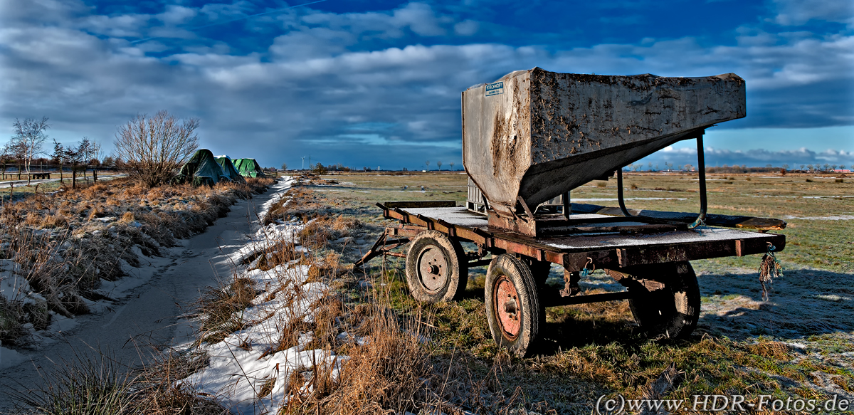 "Anhänger auf Feld im Winter"