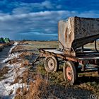 "Anhänger auf Feld im Winter"