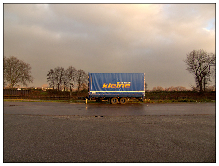 anhänger-im-hafen-geparkt