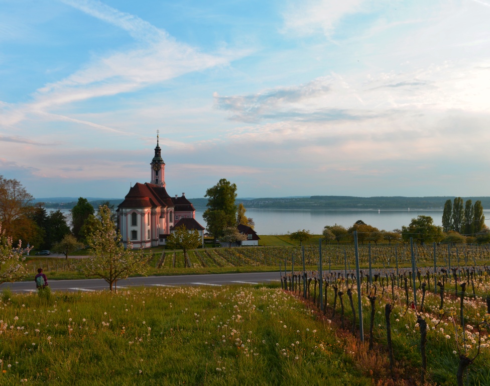 Anhalterin mit Kirche